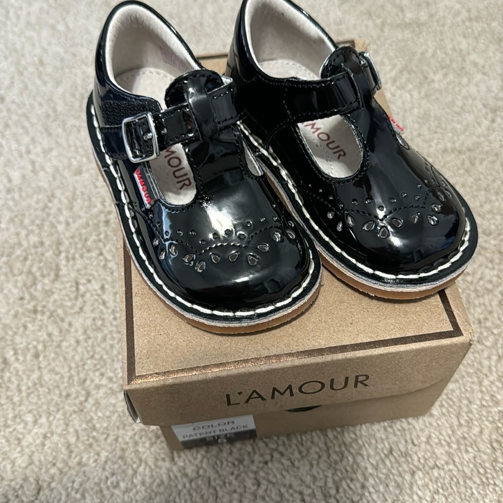 NIB LAMOUR Mary Jane Patent Black Toddler Size 5